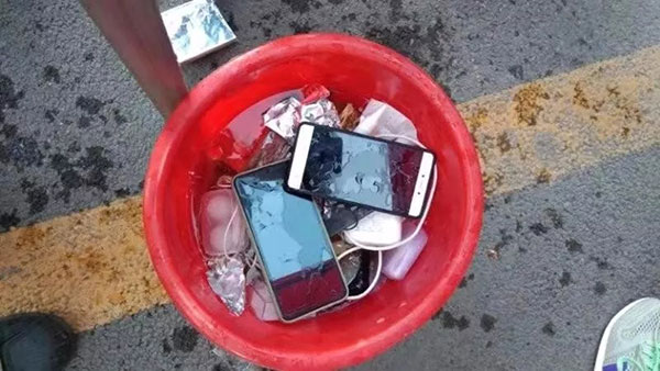 中学“最狠校规”：带手机立刻摔坏或扔进水桶！中学生到底配不配拥有手机？2